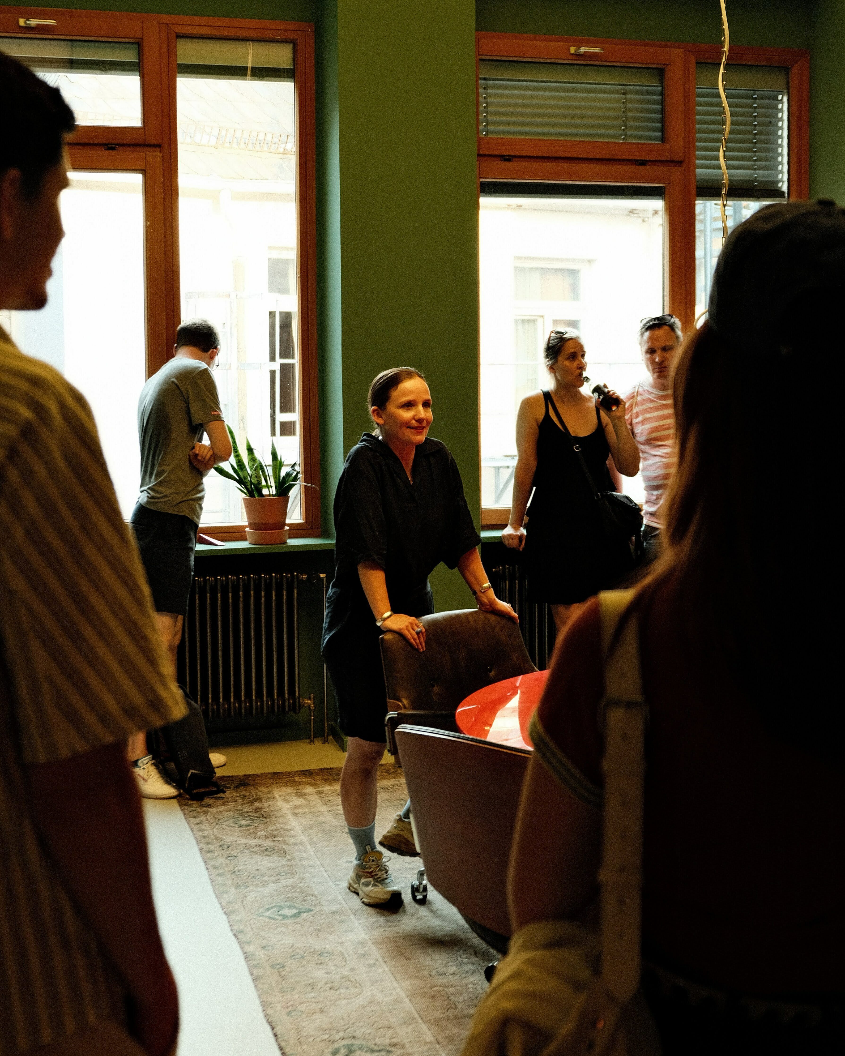 Nina Mönich bei der Agenturführung. (Foto: Laurin Siehs)