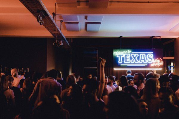 Bahnhofsviertelnacht 2019 - Menschen feiern im Innenraum von Texas