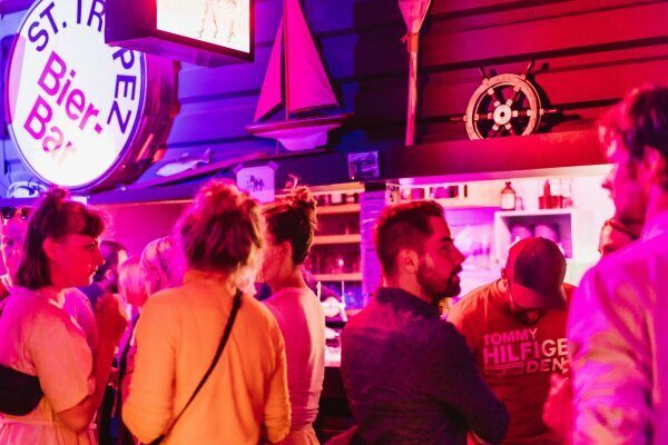 Yachtclub meets Donkeybar 2018 Besucher an der Bar