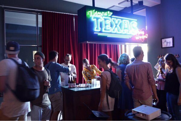 Bahnhofsviertelnacht 2018 - Leuchtendes Neonschild von Vier fuer Texas an der Bar im Innenraum