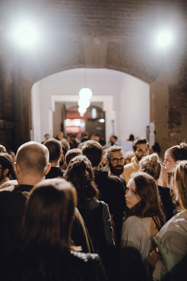 Bahnhofsviertelnacht 2019 - Gaeste im Innenhof